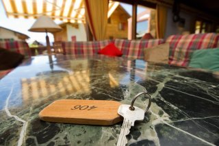 Parmi les visiteurs internationaux, les nuitées des Chinois ont diminué de 24,0%, celles des Allemands de 10,5% et celles des Italiens de 3,5%. A l'inverse, les touristes américains ont réservé 14,1% de plus de nuitées, les Français 8,3% et les Britanniques 3,7%. KEYSTONE/JEAN-CHRISTOPHE BOTT